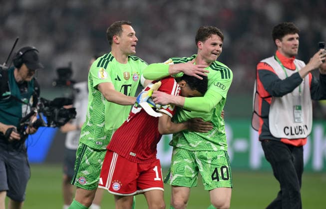 Fussball DFB Pokal Finale 2025 2026 in Berlin FC Bayern Muenchen - VfB Stuttgart 23.05.2026 Sieger FC Bayern Muenchen jubelt nach dem Sieg mit v. li., Torwart Manuel Neuer, Jamal Musiala , Torwart Jonas Urbig