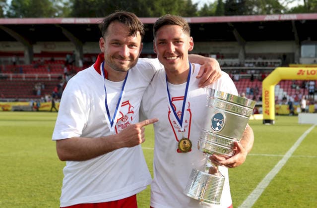 23.05.2026, xfsx, Herren, Fussball, Saison 2025 2026, BFV Verbandspokal, Finale: FC Wuerzburger Kickers - TSV 1860 Muenchen v.li.: Peter Kurzweg (FC Wuerzburger Kickers), Martin Thomann (FC Wuerzburger Kickers) mit dem Toto-Pokal Wuerzburg AKON ARENA Bayern Deutschland