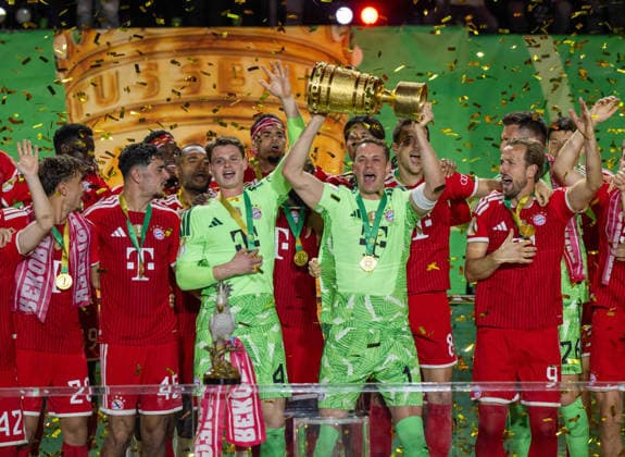 Fußball, Herren, Saison 2025 2026, 83. DFB-Pokal-Finale, FC Bayern München - VfB Stuttgart, Siegerehrung Bayern, Torhüter Jonas Urbig (Bayern München) und Torhüter Manuel Neuer (Bayern München) mit Pokal, 23.05. 2026, Copyright: xMatthiasxKochx