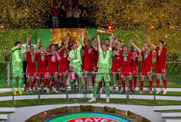 Fußball, Herren, Saison 2025 2026, 83. DFB-Pokal-Finale, FC Bayern München - VfB Stuttgart, Siegerehrung Bayern, Torhüter Jonas Urbig (Bayern München) und Torhüter Manuel Neuer (Bayern München) mit Pokal, 23.05. 2026, Copyright: xMatthiasxKochx