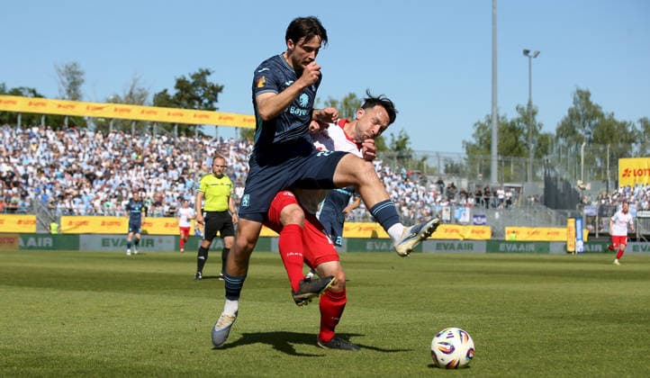 23.05.2026, xfsx, Herren, Fussball, Saison 2025 2026, BFV Verbandspokal, Finale: FC Wuerzburger Kickers - TSV 1860 Muenchen v.li.: Tim Danhof (TSV 1860 Muenchen), Peter Kurzweg (FC Wuerzburger Kickers) Wuerzburg AKON ARENA Bayern Deutschland