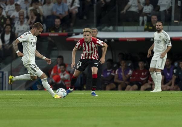 Real Madrid v Athletic Club Bilbao - La Liga MADRID, SPAIN - MAY 23: Franco Mastantuono of Real Madrid in action against Robert Navarro Munoz of Athletic Club Bilbao during La Liga match between Real Madrid and Athletic Club Bilbao at Bernabeu Stadium in Madrid, Spain on May 23, 2026. Pablo Garcia Anadolu Madrid Spain. Editorial use only. Please get in touch for any other usage.  Copyright: x2026xAnadoluxPabloxGarciax