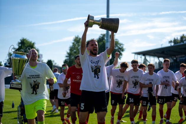 Volkan Celiktas (SG Sonnenhof Großaspach, 05) jubelt mit dem Pokal den Fans entgegen, Stuttgarter Kickers vs. SG Sonnenhof Großaspach, Fussball, WFV-Pokal, Finale, 23.05.2026 Stuttgart-Degerloch Baden-Wuerttemberg Deutschland
