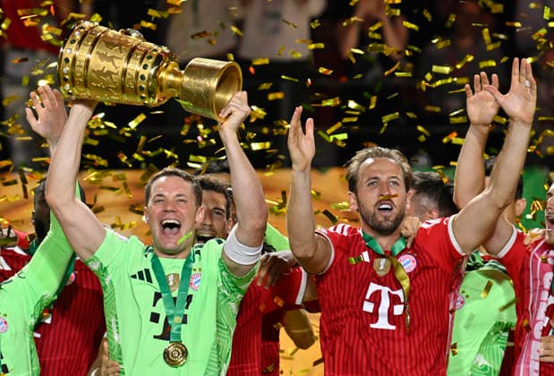 nach Spielende: Pokaluebergabe FC Bayern feiern Sieg DFB-Pokal Torwart Manuel Neuer FC Bayern Muenchen FCB (01) Harry Kane FC Bayern Muenchen FCB (09) 83. DFB Pokalfinale FC Bayern Muenchen FCB vs VFB Stuttgart Olympiastadion Berlin 23.05.2026 DFL REGULATIONS PROHIBIT ANY USE OF PHOTOGRAPHS AS IMAGE SEQUENCES AND OR QUASI-VIDEO 83. DFB Pokalfinale FC Bayern Muenchen FCB vs VFB Stuttgart
