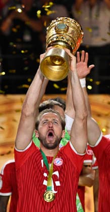 nach Spielende: Pokaluebergabe FC Bayern feiern Sieg DFB-Pokal Harry Kane FC Bayern Muenchen FCB (09) 83. DFB Pokalfinale FC Bayern Muenchen FCB vs VFB Stuttgart Olympiastadion Berlin 23.05.2026 DFL REGULATIONS PROHIBIT ANY USE OF PHOTOGRAPHS AS IMAGE SEQUENCES AND OR QUASI-VIDEO 83. DFB Pokalfinale FC Bayern Muenchen FCB vs VFB Stuttgart