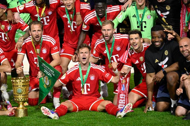 nach Spielende: Winners Arch Gruppenfoto Teamfoto FC Bayern feiern Sieg DFB-Pokal Joshua Kimmich FC Bayern Muenchen FCB (06) 83. DFB Pokalfinale FC Bayern Muenchen FCB vs VFB Stuttgart Olympiastadion Berlin 23.05.2026 DFL REGULATIONS PROHIBIT ANY USE OF PHOTOGRAPHS AS IMAGE SEQUENCES AND OR QUASI-VIDEO 83. DFB Pokalfinale FC Bayern Muenchen FCB vs VFB Stuttgart