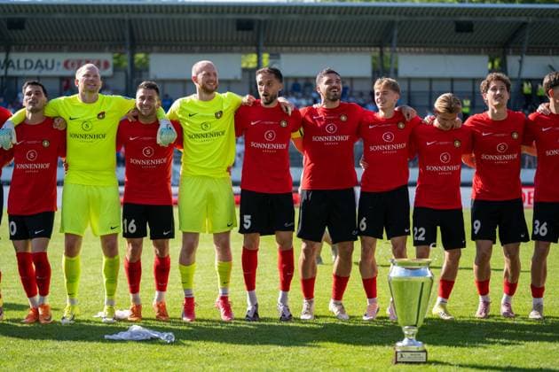Team jubelt nach Abpfiff mit Fans, Zuschauern und Verantwortlichen, Stuttgarter Kickers vs. SG Sonnenhof Großaspach, Fussball, WFV-Pokal, Finale, 23.05.2026 Stuttgart-Degerloch Baden-Wuerttemberg Deutschland