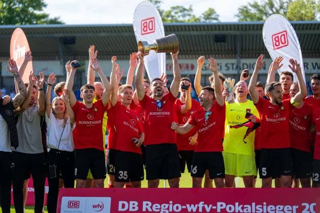 Michael Kleinschrodt (SG Sonnenhof Großaspach, 11) und seine Mannschaft jubeln nach Pokaluebergabe, Stuttgarter Kickers vs. SG Sonnenhof Großaspach, Fussball, WFV-Pokal, Finale, 23.05.2026 Stuttgart-Degerloch Baden-Wuerttemberg Deutschland