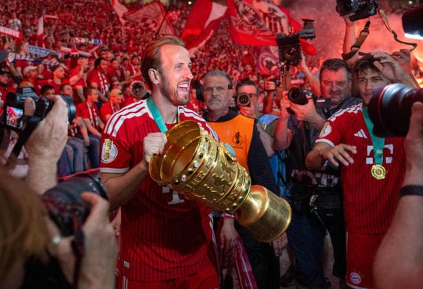 Fußball, Herren, Saison 2025 2026, 83. DFB-Pokal-Finale, FC Bayern München - VfB Stuttgart, Siegerehrung Bayern, Harry Kane (Bayern München) mit Pokal in der Ostkurve bei den Fans, 23.05. 2026, Copyright: xMatthiasxKochx
