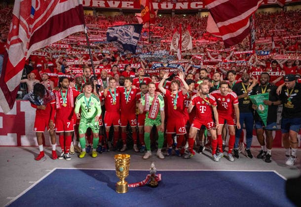 Fußball, Herren, Saison 2025 2026, 83. DFB-Pokal-Finale, FC Bayern München - VfB Stuttgart, Siegerfoto Bayern mit Pokal vor den Fans in der Ostkurve, 23.05. 2026, Copyright: xMatthiasxKochx