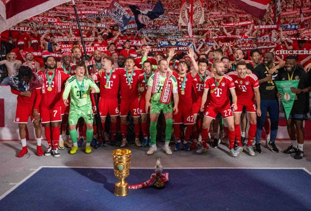 Fußball, Herren, Saison 2025 2026, 83. DFB-Pokal-Finale, FC Bayern München - VfB Stuttgart, Siegerfoto Bayern mit Pokal vor den Fans in der Ostkurve, 23.05. 2026, Copyright: xMatthiasxKochx