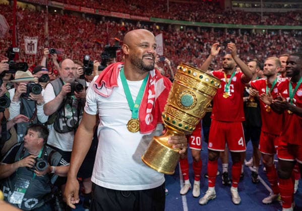Fußball, Herren, Saison 2025 2026, 83. DFB-Pokal-Finale, FC Bayern München - VfB Stuttgart, Siegerehrung Bayern, Trainer Vincent Kompany (Bayern München) mit Pokal in der Ostkurve bei den Fans, 23.05. 2026, Copyright: xMatthiasxKochx