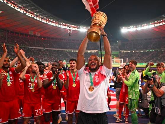 23.05.2026, Fussball DFB-Pokal 2025 2026, Finale, FC Bayern München - VfB Stuttgart, im Olympiastadion Berlin. Trainer Vincent Kompany (FC Bayern München) reckt den Pokal in die Höhe.