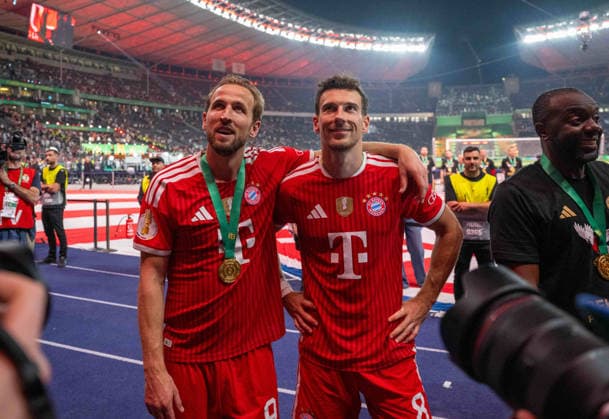 Fußball, Herren, Saison 2025 2026, 83. DFB-Pokal-Finale, FC Bayern München - VfB Stuttgart, Siegerehrung Bayern, Harry Kane (Bayern München) und Leon Goretzka (Bayern München) in der Ostkurve bei den Fans, 23.05. 2026, Copyright: xMatthiasxKochx