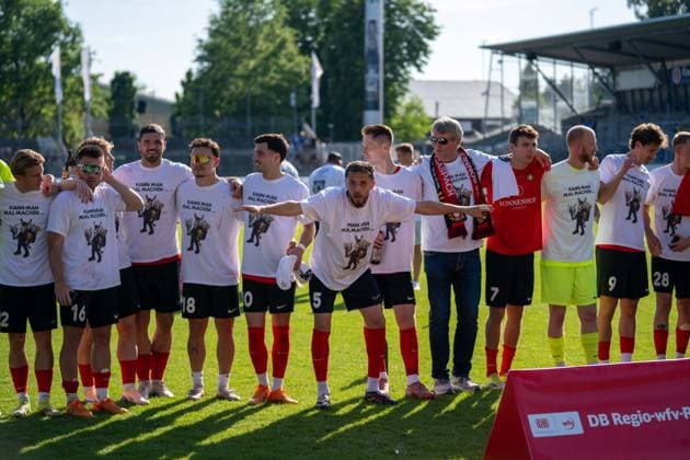 Team jubelt nach Abpfiff mit Fans, Zuschauern und Verantwortlichen, Stuttgarter Kickers vs. SG Sonnenhof Großaspach, Fussball, WFV-Pokal, Finale, 23.05.2026 Stuttgart-Degerloch Baden-Wuerttemberg Deutschland