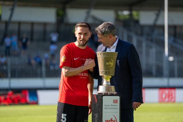 Volkan Celiktas (SG Sonnenhof Großaspach, 05) bekommt den Pokal uebergeben, Stuttgarter Kickers vs. SG Sonnenhof Großaspach, Fussball, WFV-Pokal, Finale, 23.05.2026 Stuttgart-Degerloch Baden-Wuerttemberg Deutschland