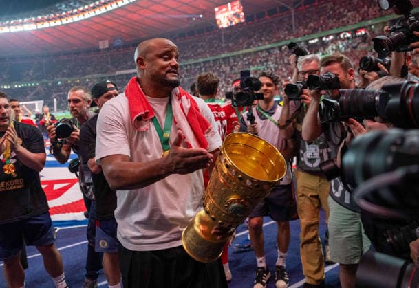 Fußball, Herren, Saison 2025 2026, 83. DFB-Pokal-Finale, FC Bayern München - VfB Stuttgart, Siegerehrung Bayern, Trainer Vincent Kompany (Bayern München) mit Pokal in der Ostkurve bei den Fans, 23.05. 2026, Copyright: xMatthiasxKochx