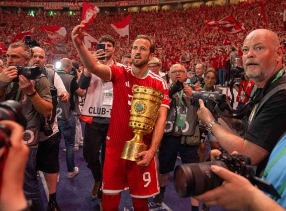 Fußball, Herren, Saison 2025 2026, 83. DFB-Pokal-Finale, FC Bayern München - VfB Stuttgart, Siegerehrung Bayern, Harry Kane (Bayern München) mit Pokal in der Ostkurve bei den Fans, 23.05. 2026, Copyright: xMatthiasxKochx