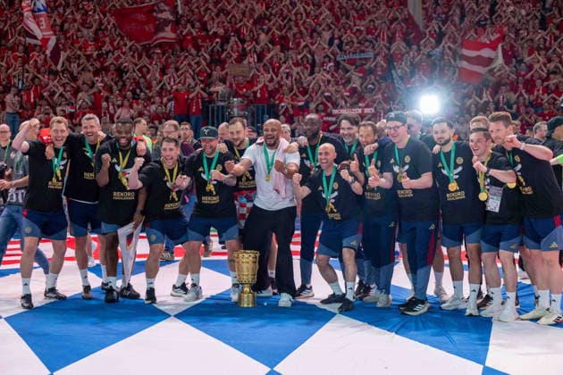 Fußball, Herren, Saison 2025 2026, 83. DFB-Pokal-Finale, FC Bayern München - VfB Stuttgart, Siegerehrung Bayern, Staff um Trainer Vincent Kompany (Bayern München) mit Pokal in der Ostkurve bei den Fans, 23.05. 2026, Copyright: xMatthiasxKochx