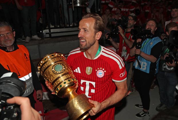 Fussball, Herren, DFB-Pokal Finale, Saison 2025 2026, FC Bayern München - VFB Stuttgart, Olympiastadion Berlin Die Mannschaft des FC Bayern München feiert den Gewinn des DFB-Pokal hier nach dem Spiel, im Bild Harry Kane (FC Bayern München) mit dem Pokal DFB, DFL regulations prohibit any use of photographs as image sequences and or quasi-video