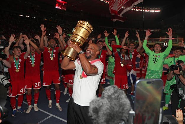 Fussball, Herren, DFB-Pokal Finale, Saison 2025 2026, FC Bayern München - VFB Stuttgart, Olympiastadion Berlin Die Mannschaft des FC Bayern München feiert den Gewinn des DFB-Pokal hier nach dem Spiel, im Bild Vincent Kompany, Trainer (FC Bayern München) mit dem Pokal DFB, DFL regulations prohibit any use of photographs as image sequences and or quasi-video