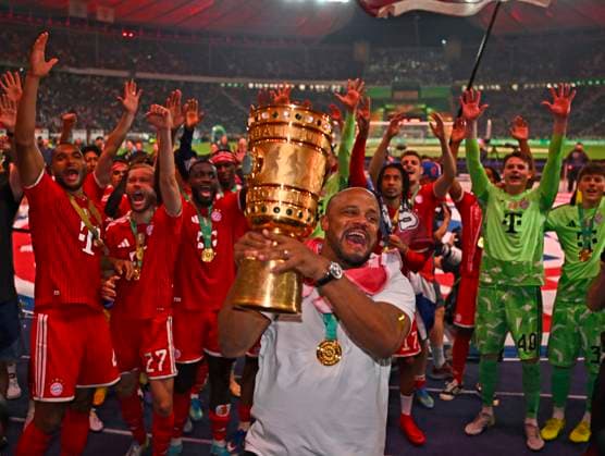 23.05.2026, Fussball DFB-Pokal 2025 2026, Finale, FC Bayern München - VfB Stuttgart, im Olympiastadion Berlin. Trainer Vincent Kompany (FC Bayern München) reckt den Pokal in die Höhe.