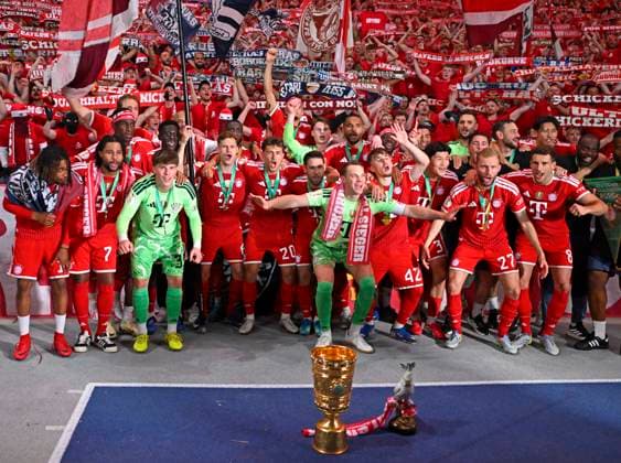 23.05.2026, Fussball DFB-Pokal 2025 2026, Finale, FC Bayern München - VfB Stuttgart, im Olympiastadion Berlin. Die Bayern feiern mit Pokal und Kakadu