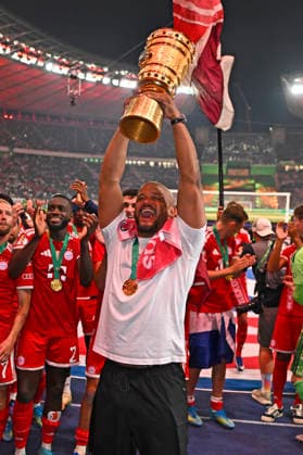 23.05.2026, Fussball DFB-Pokal 2025 2026, Finale, FC Bayern München - VfB Stuttgart, im Olympiastadion Berlin. Trainer Vincent Kompany (FC Bayern München) reckt den Pokal in die Höhe.