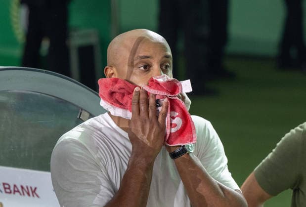 Fußball, Herren, Saison 2025 2026, 83. DFB-Pokal-Finale, FC Bayern München - VfB Stuttgart, Trainer Vincent Kompany (Bayern München) nach Abpfiff mit Handtuch, 23.05. 2026, Copyright: xMatthiasxKochx