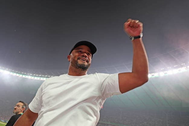 Fussball, Herren, DFB-Pokal Finale, Saison 2025 2026, FC Bayern München - VFB Stuttgart, Olympiastadion Berlin Die Mannschaft des FC Bayern München feiert den Gewinn des DFB-Pokal hier nach dem Spiel, im Bild Vincent Kompany, Trainer (FC Bayern München) beim Jubeln, Faust DFB, DFL regulations prohibit any use of photographs as image sequences and or quasi-video