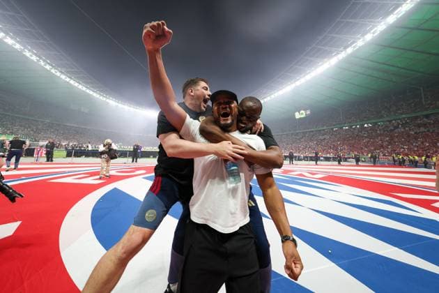 Chef-Trainer Vincent Kompany (FC Bayern Muenchen), der FC Bayern Muenchen feiert den Gewinn des 83. DFB-Pokalfinale , FC Bayern Muenchen vs. VfB Stuttgart, Fussball, 83. DFB-Pokalfinale, 23.05.2026 DFL DFB regulations prohibit any use of photographs as image sequences and or quasi-video Berlin Berlin Deutschland *** Head Coach Vincent Kompany FC Bayern Muenchen , FC Bayern Muenchen celebrates winning the 83 DFB Cup Final , FC Bayern Muenchen vs VfB Stuttgart, Football, 83 DFB Cup Final, 23 05 2026 DFL DFB regulations prohibit any use of photographs as image sequences and or quasi video Berlin Berlin Germany Copyright: xkolbert-press ChristianxKolbertx