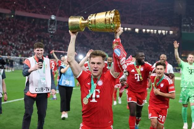 Joshua Kimmich 6 (FC Bayern Muenchen) haelt den DFB-Pokal in den Haenden, FC Bayern Muenchen vs. VfB Stuttgart, Fussball, 83. DFB-Pokalfinale, 23.05.2026 DFL DFB regulations prohibit any use of photographs as image sequences and or quasi-video Berlin Berlin Deutschland