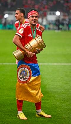 23.05.2026, Fussball DFB-Pokal 2025 2026, Finale, FC Bayern München - VfB Stuttgart, im Olympiastadion Berlin. Luis Diaz (FC Bayern München) mit Pokal