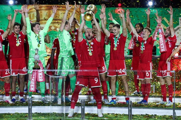 DFB Pokalfinale - FC Bayern München - VfB Stuttgart am 23.05.2026 im Olympiastadion in Berlin Harry Kane (Muenchen 9) hebt die Trophäe in die Höhe und jubelt mit seinem Team über den Gewinn des DFB-Pokals.