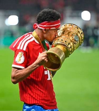 23.05.2026, Fussball DFB-Pokal 2025 2026, Finale, FC Bayern München - VfB Stuttgart, im Olympiastadion Berlin. Luis Diaz (FC Bayern München) küsst den Pokal i