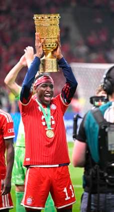 23.05.2026, Fussball DFB-Pokal 2025 2026, Finale, FC Bayern München - VfB Stuttgart, im Olympiastadion Berlin. Nicolas Jackson (FC Bayern München) steckt den Pokal in die Höhe