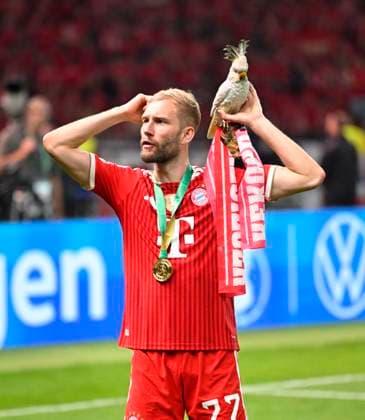 23.05.2026, Fussball DFB-Pokal 2025 2026, Finale, FC Bayern München - VfB Stuttgart, im Olympiastadion Berlin. Konrad Laimer (FC Bayern München) jubelt mit dem Kakadu, ist er der neue Kakadu Beauftragte