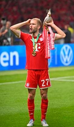 23.05.2026, Fussball DFB-Pokal 2025 2026, Finale, FC Bayern München - VfB Stuttgart, im Olympiastadion Berlin. Konrad Laimer (FC Bayern München) jubelt mit dem Kakadu, ist er der neue Kakadu Beauftragte