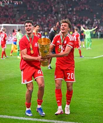 23.05.2026, Fussball DFB-Pokal 2025 2026, Finale, FC Bayern München - VfB Stuttgart, im Olympiastadion Berlin. v.l. Aleksandar Pavlovic (Bayern München) und Tom Bischof (Bayern München) jubeln mit dem Pokal