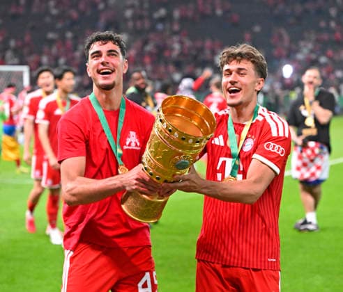 23.05.2026, Fussball DFB-Pokal 2025 2026, Finale, FC Bayern München - VfB Stuttgart, im Olympiastadion Berlin. v.l. Aleksandar Pavlovic (Bayern München) und Tom Bischof (Bayern München) jubeln mit dem Pokal