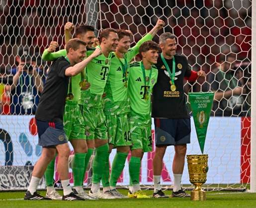 23.05.2026, Fussball DFB-Pokal 2025 2026, Finale, FC Bayern München - VfB Stuttgart, im Olympiastadion Berlin. v.l. x, Torwart Sven Ulreich (FC Bayern München), Torwart Manuel Neuer (FC Bayern München), Torwart Jonas Urbig (FC Bayern München) jubeln