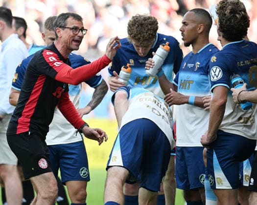 23.05.2026, xophax, Fussball , Verbandspokal Finale Bitburger Pokal 2025 2026 : SC Fortuna Köln gegen Viktoria Köln . Matthias Mink ( SC Fortuna Köln ) mit der Mannschaft in der Verlängerungspause Koeln