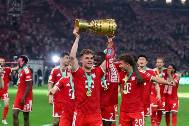 Joshua Kimmich 6 (FC Bayern Muenchen) haelt den DFB-Pokal in den Haenden, FC Bayern Muenchen vs. VfB Stuttgart, Fussball, 83. DFB-Pokalfinale, 23.05.2026 DFL DFB regulations prohibit any use of photographs as image sequences and or quasi-video Berlin Berlin Deutschland