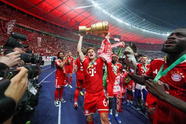 Joshua Kimmich 6 (FC Bayern Muenchen) haelt den DFB-Pokal in den Haenden, FC Bayern Muenchen vs. VfB Stuttgart, Fussball, 83. DFB-Pokalfinale, 23.05.2026 DFL DFB regulations prohibit any use of photographs as image sequences and or quasi-video Berlin Berlin Deutschland