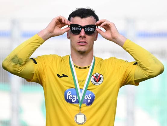 23.05.2026, xophax, Fussball , Verbandspokal Finale Bitburger Pokal 2025 2026 : SC Fortuna Köln gegen Viktoria Köln . Torwart Arne Schulz ( Viktoria Köln ) nach dem Pokalsieg. Koeln