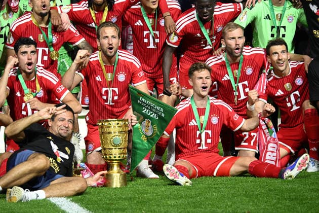 23.05.2026, xsltx, Fussball DFB Pokal Finale, FC Bayern München - VfB Stuttgart v.l. Siegerfoto Harry Kane (FC Bayern Muenchen) Joshua Kimmich (FC Bayern Muenchen) (DFL DFB REGULATIONS PROHIBIT ANY USE OF PHOTOGRAPHS as IMAGE SEQUENCES and or QUASI-VIDEO) Berlin