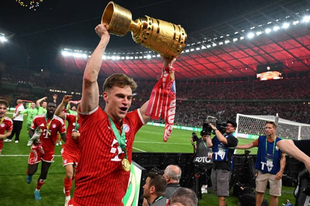 23.05.2026, xsltx, Fussball DFB Pokal Finale, FC Bayern München - VfB Stuttgart v.l. Jubel, Freude über den Pokalsieg Joshua Kimmich (FC Bayern Muenchen) mit dem Pokal (DFL DFB REGULATIONS PROHIBIT ANY USE OF PHOTOGRAPHS as IMAGE SEQUENCES and or QUASI-VIDEO) Berlin