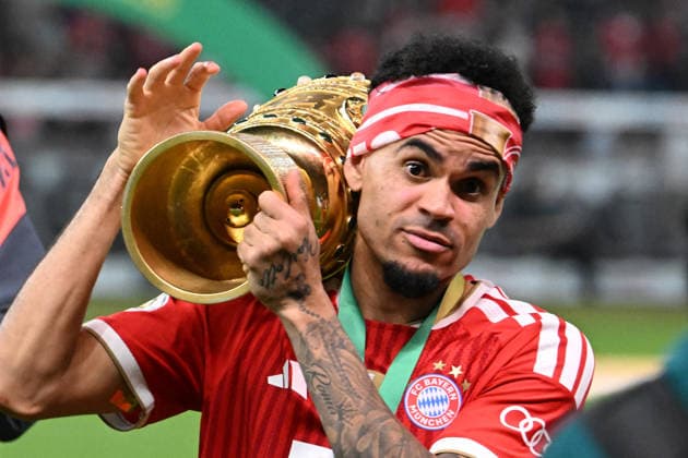 23.05.2026, xsltx, Fussball DFB Pokal Finale, FC Bayern München - VfB Stuttgart v.l. Jubel, Freude über den Pokalsieg Luis Diaz (FC Bayern Muenchen) mit dem Pokal (DFL DFB REGULATIONS PROHIBIT ANY USE OF PHOTOGRAPHS as IMAGE SEQUENCES and or QUASI-VIDEO) Berlin