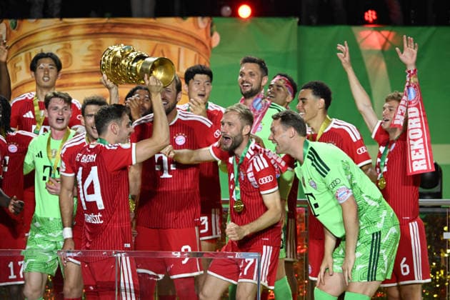 23.05.2026, xsltx, Fussball DFB Pokal Finale, FC Bayern München - VfB Stuttgart v.l. Jubel, Freude über den Pokalsieg Siegerehrung Josip Stanisic (FC Bayern Muenchen) Konrad Laimer (FC Bayern Muenchen) Manuel Neuer (FC Bayern Muenchen) (DFL DFB REGULATIONS PROHIBIT ANY USE OF PHOTOGRAPHS as IMAGE SEQUENCES and or QUASI-VIDEO) Berlin