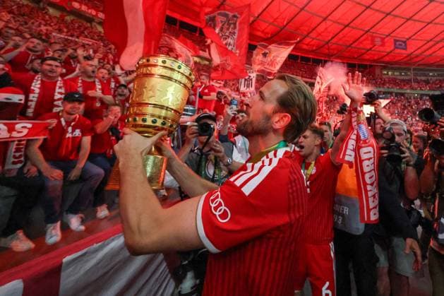 Harry Kane 9 (FC Bayern Muenchen) haelt den DFB-Pokal in den Haenden, FC Bayern Muenchen vs. VfB Stuttgart, Fussball, 83. DFB-Pokalfinale, 23.05.2026 DFL DFB regulations prohibit any use of photographs as image sequences and or quasi-video Berlin Berlin Deutschland
